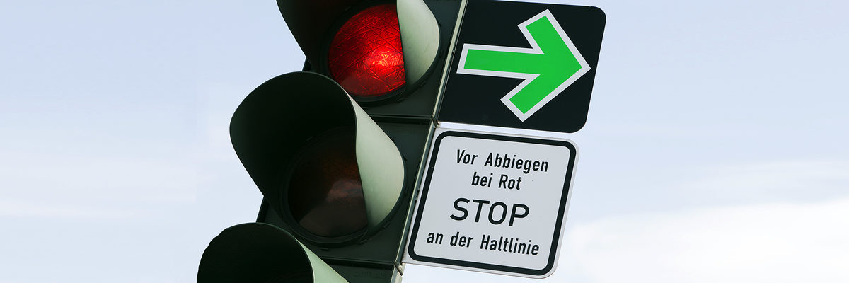 grüner Abbiegepfeil an einer Verkehrsampel Schlagwort(e): verkehrszeichen, verkehrsschild, zeichen, schild, symbol, strassenverkehr, verkehr, strasse, gesetz, ordnung, blau, weiss, rot, warnung, sicherheit, gefahr, achtung, vorschrift, regel, richtlinie, merkmal, stvo, auto, fussgänger, rund, vorschriftszeichen, verbotszeichen, hinweiszeichen, grün, abbieger, pfeil, abbiegepfeil, haltelinie, stop, lza, ampel, lichtzeichen, abbiegen, an, der, vor, richtung