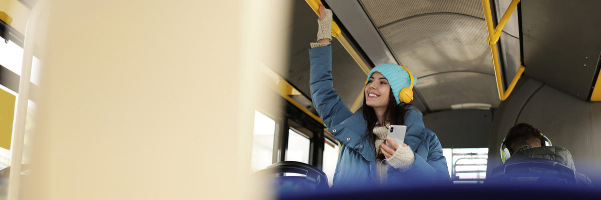 ÖPNV: Lehrling fährt mit Bus und Bahn. Bild: New Africa / stock.adobe.com