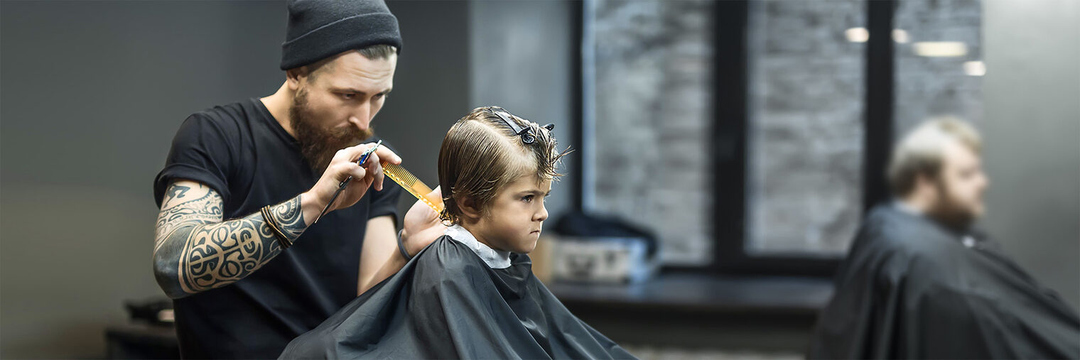 Haarschnitt für einen Jungen im Friseursalon. Bild: Andriy Bezuglov / fotolia.com