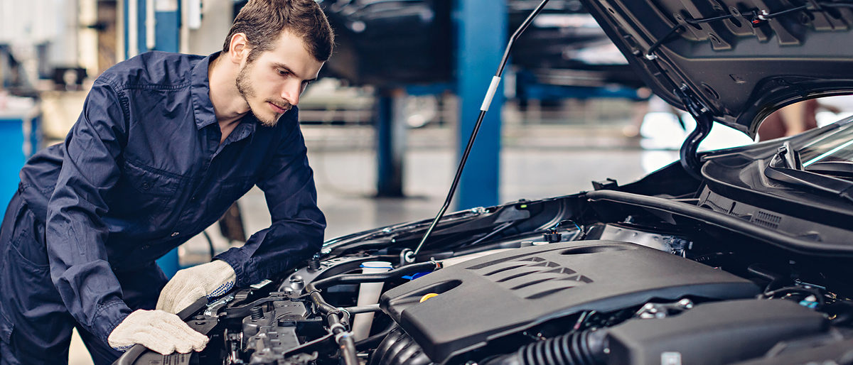 Auto car repair service center. Mechanic examining car engine Schlagwort(e): mechanic, auto, car, repair, service, shop, engine, garage, workshop, worker, industry, inspection, technician, check, maintenance, motor, man, uniform, fixing, portrait, mechanic, auto, car, repair, service, shop, engine, garage, workshop, worker, industry, inspection, technician, check, maintenance, motor, man, uniform, fixing, portrait