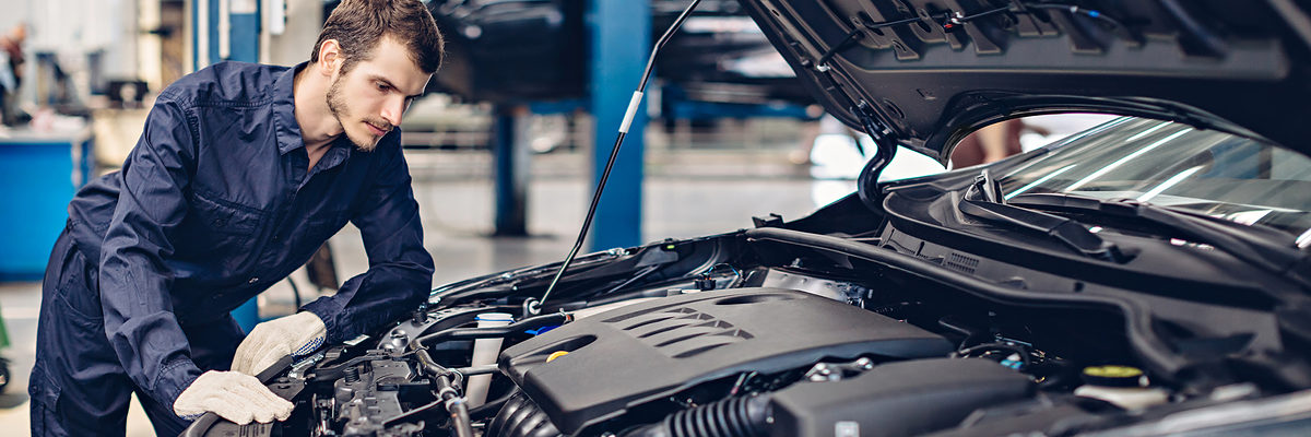Auto car repair service center. Mechanic examining car engine Schlagwort(e): mechanic, auto, car, repair, service, shop, engine, garage, workshop, worker, industry, inspection, technician, check, maintenance, motor, man, uniform, fixing, portrait, mechanic, auto, car, repair, service, shop, engine, garage, workshop, worker, industry, inspection, technician, check, maintenance, motor, man, uniform, fixing, portrait