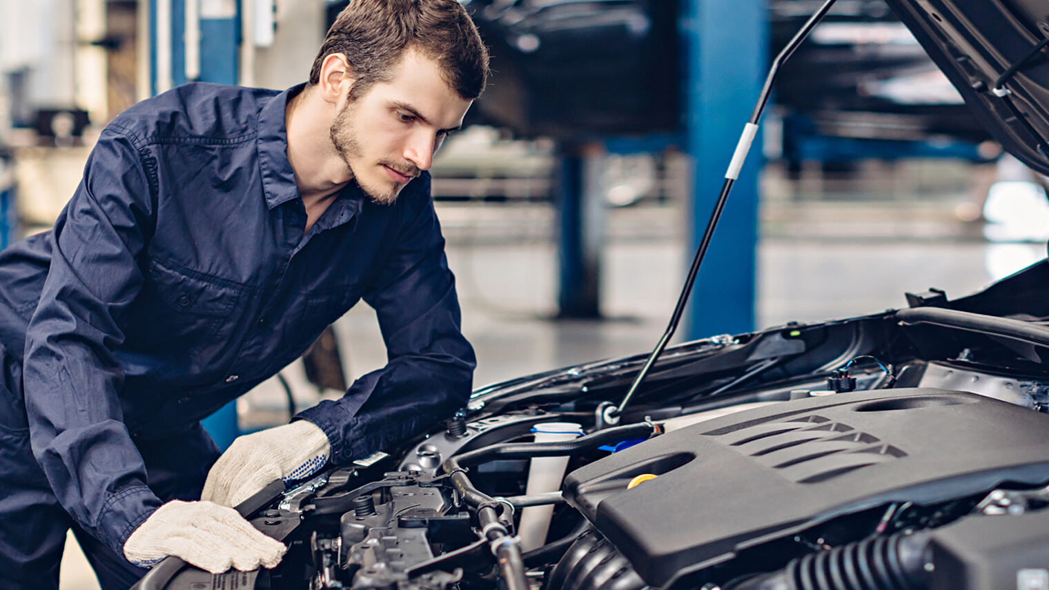 Auto car repair service center. Mechanic examining car engine Schlagwort(e): mechanic, auto, car, repair, service, shop, engine, garage, workshop, worker, industry, inspection, technician, check, maintenance, motor, man, uniform, fixing, portrait, mechanic, auto, car, repair, service, shop, engine, garage, workshop, worker, industry, inspection, technician, check, maintenance, motor, man, uniform, fixing, portrait