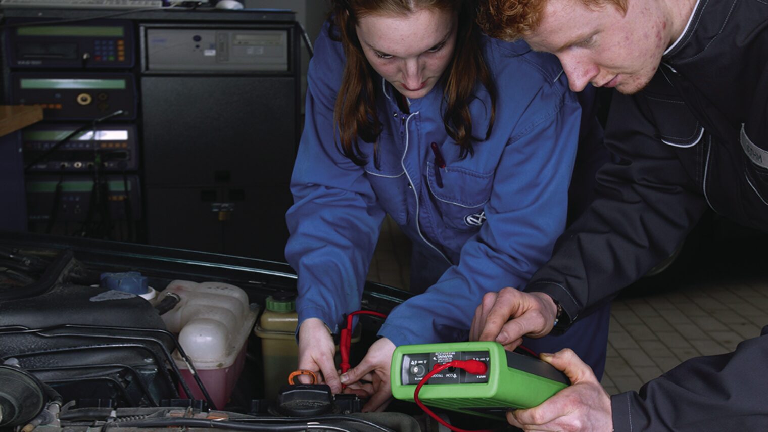 Kfz-Lehrlinge, Ausbildung, Auto.