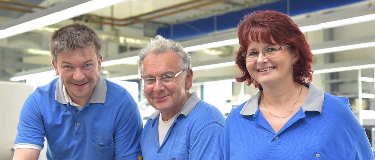 gruppe, leute, personen, menschen, werk, fabrik, frau, mann, jung, alt, senior, portrait, arbeiter, arbeitsplatz, arbeit, arbeiten, beruf, ausbildung, beschäftigung, teamwork, zusammenarbeit, gemeinsam, zusammen, betrieb, unternehmen, berufsbekleidung, arbeitskleidung, selbstsicher, lachen, freudig, bezaubernd, lächeln, freundlich, fröhlich, glücklich, arbeitskraft, arbeitskräfte