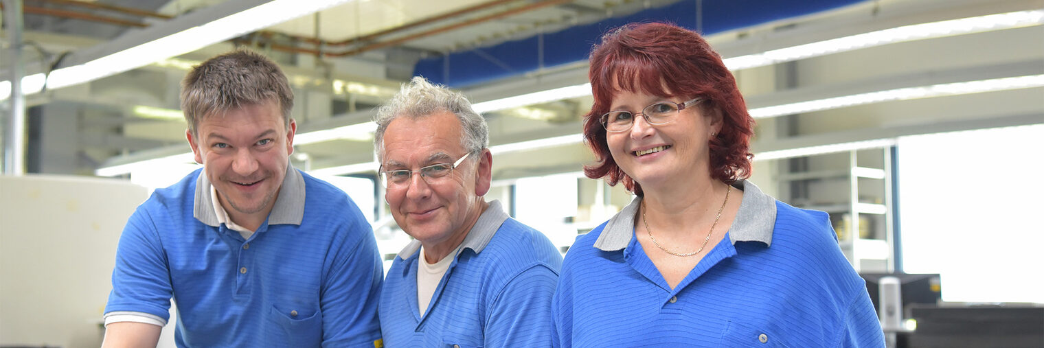 gruppe, leute, personen, menschen, werk, fabrik, frau, mann, jung, alt, senior, portrait, arbeiter, arbeitsplatz, arbeit, arbeiten, beruf, ausbildung, beschäftigung, teamwork, zusammenarbeit, gemeinsam, zusammen, betrieb, unternehmen, berufsbekleidung, arbeitskleidung, selbstsicher, lachen, freudig, bezaubernd, lächeln, freundlich, fröhlich, glücklich, arbeitskraft, arbeitskräfte