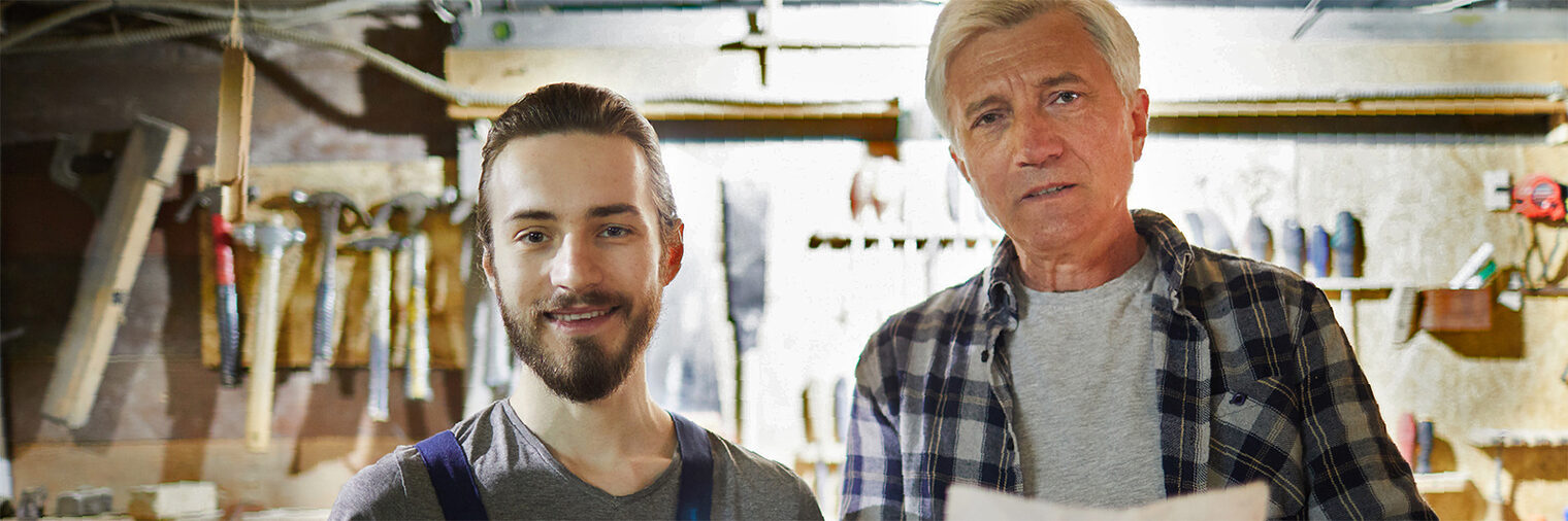 Senior- und Juniorchef in der Werkstatt. Bild: pressmaster / stock.adobe.com