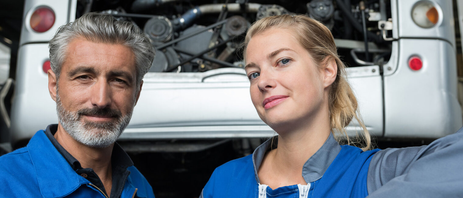 Älterer Meister und junge Gesellin im Kfz-Handwerk. Bild: auremar / stock.adobe.com