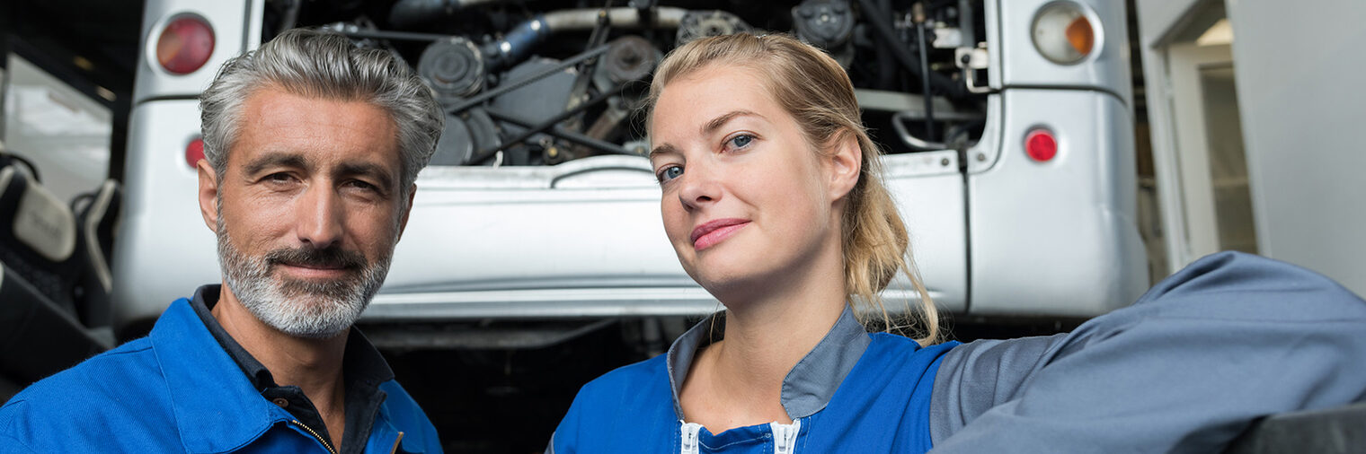 Älterer Meister und junge Gesellin im Kfz-Handwerk. Bild: auremar / stock.adobe.com