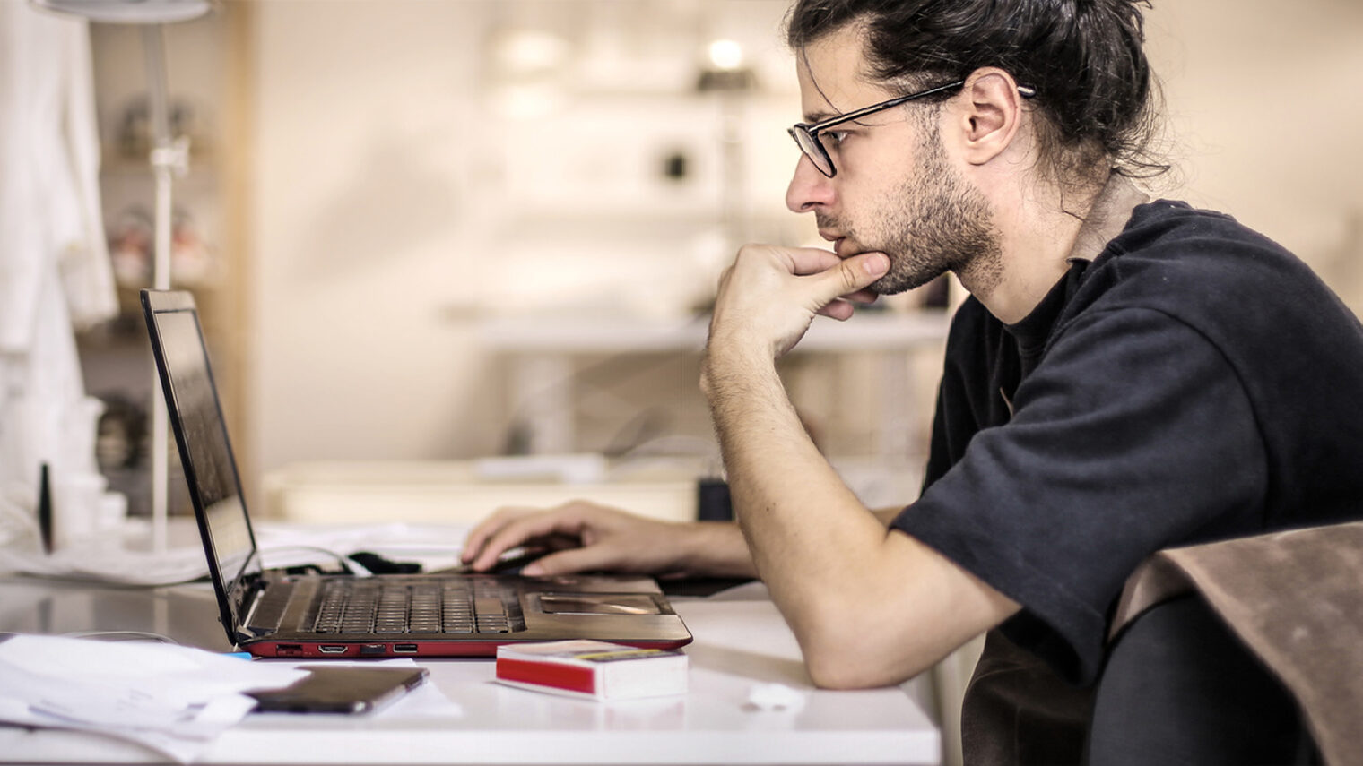 Handwerker am Laptop im Büro. Bild: merla / stock.adobe.com