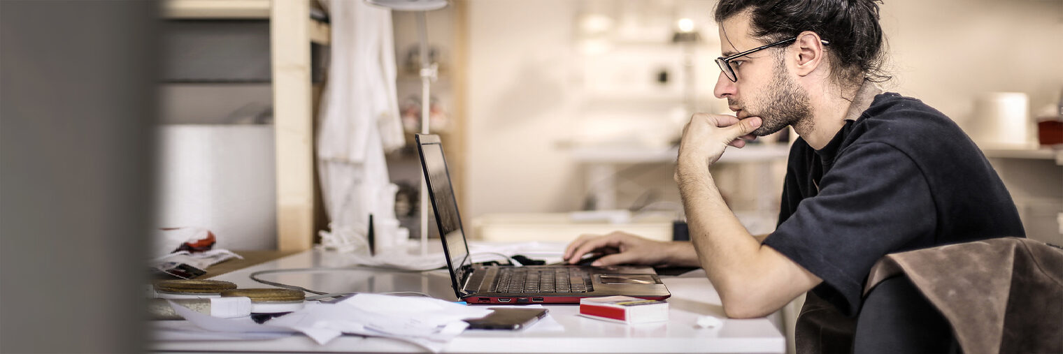 Handwerker am Laptop im Büro. Bild: merla / stock.adobe.com