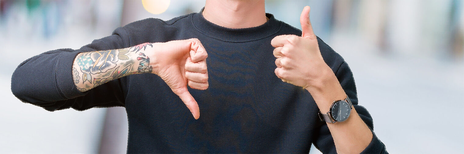 Daumen hoch / Daumen runter als Zeichen für Zustimmung oder Ablehnung. Bild: Aaron Amat / stock.adobe.com