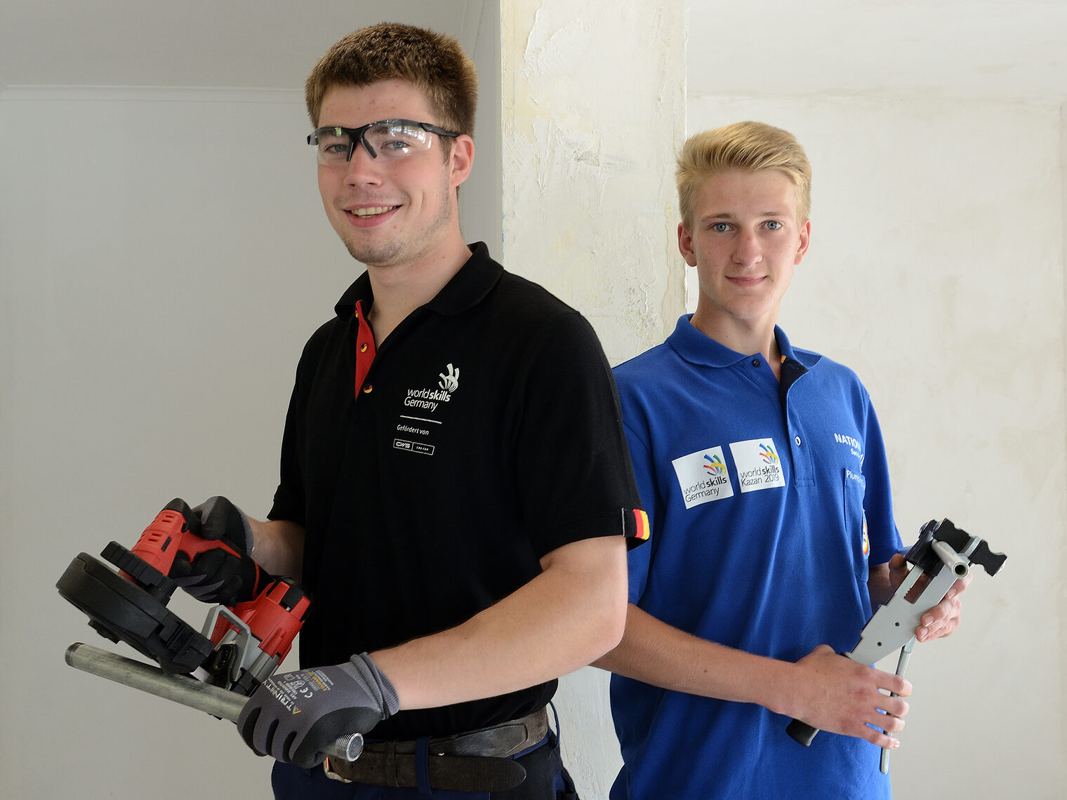 SHK-Anlagenmechaniker Dominik Philipp (links) tritt in Kasan im Skill "Plumbing and Heating" an. Kai Rasenberger (rechts) trainiert bereits für die Wettbewerbe in Shanghai 2021 aufgebaut. Johannes Bänsch aus Leipzig vertritt bei den WorldSkills 2019 das Tischlerhandwerk der Bundesrepublik.