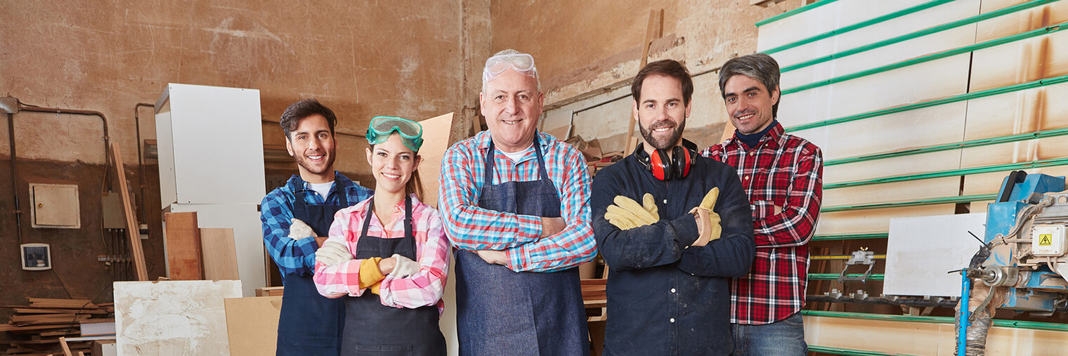 Chef und sein Handwerker Team in Schreinerei Werkstatt