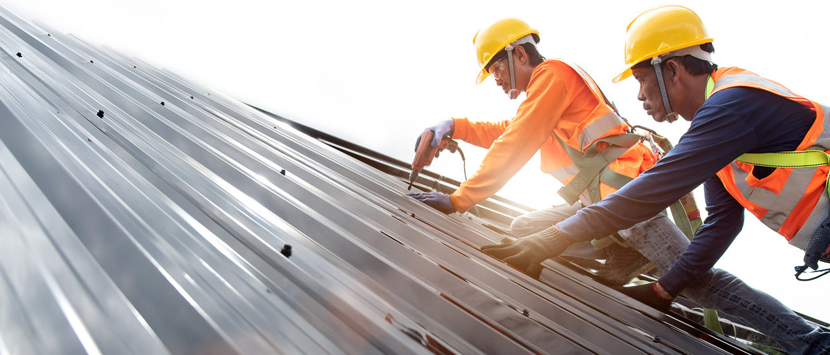 Technician is Work Roof Repair Construction engineer wear safety uniform inspection metal roofing work for roof Schlagwort(e): civil, metal roof, standard, commercial, craftsman, facade, danger, professional, safety, worker, group, rain protection, sky, work, metal, construction site, engineering, labor, roofing, job, harness, build, material, site, industrial, structure, engineer, team, business, roof, factory, architecture, man, work at height, sheet, roofer, construction, builder, installation, helmet, industry concept, hardhat, uniform, industry, wear, dangerous, architect, steel, contractor, rooftop