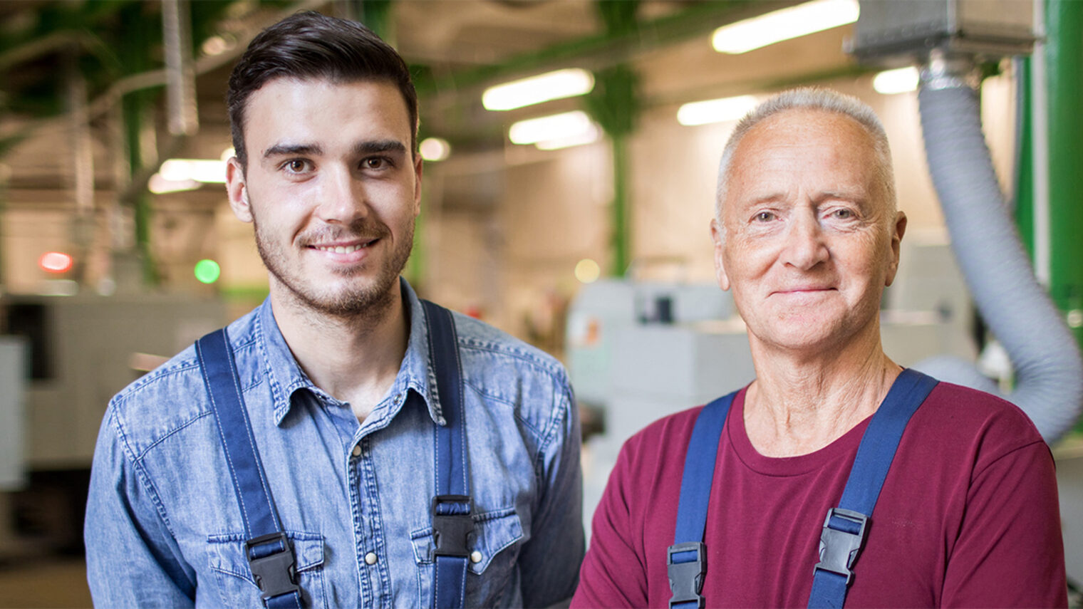 Handwerkerduo aus Unternehmer und Nachfolger in der Werkstatt. Bild: pressmaster / stock.adobe.com