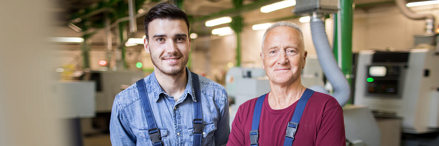 Handwerkerduo aus Unternehmer und Nachfolger in der Werkstatt. Bild: pressmaster / stock.adobe.com