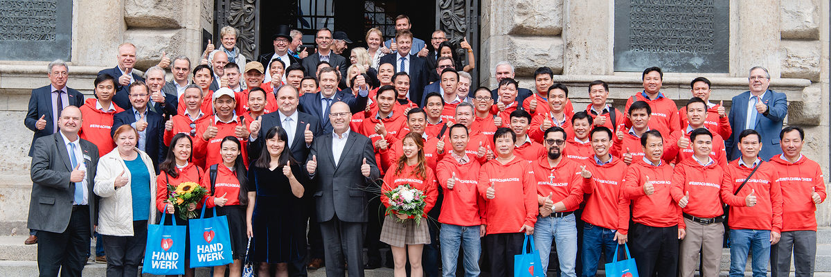 49 Berufsschullehrer aus Vietnam, Rathaus, BTZ. Bild: www.nikado.de