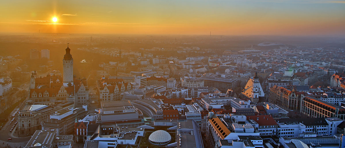 abend, architektur, augustusplatz, blaue stunde, bundesverwaltungsgericht, deutschland, europa, gericht, gewandhaus, großstadt, haus, historisch, hochhaus, häuser, leipzig, licht, lichter, mdr, messeturm, mitte, nacht, nachtaufnahme, oper, panorama, panoramatower, platz, rathaus, sachsen, stadtpanorama, straße, theater, turm, uni, uniriese, universität, verkehr, verwaltung, wahrzeichen, zentral, zentrum, ausblick