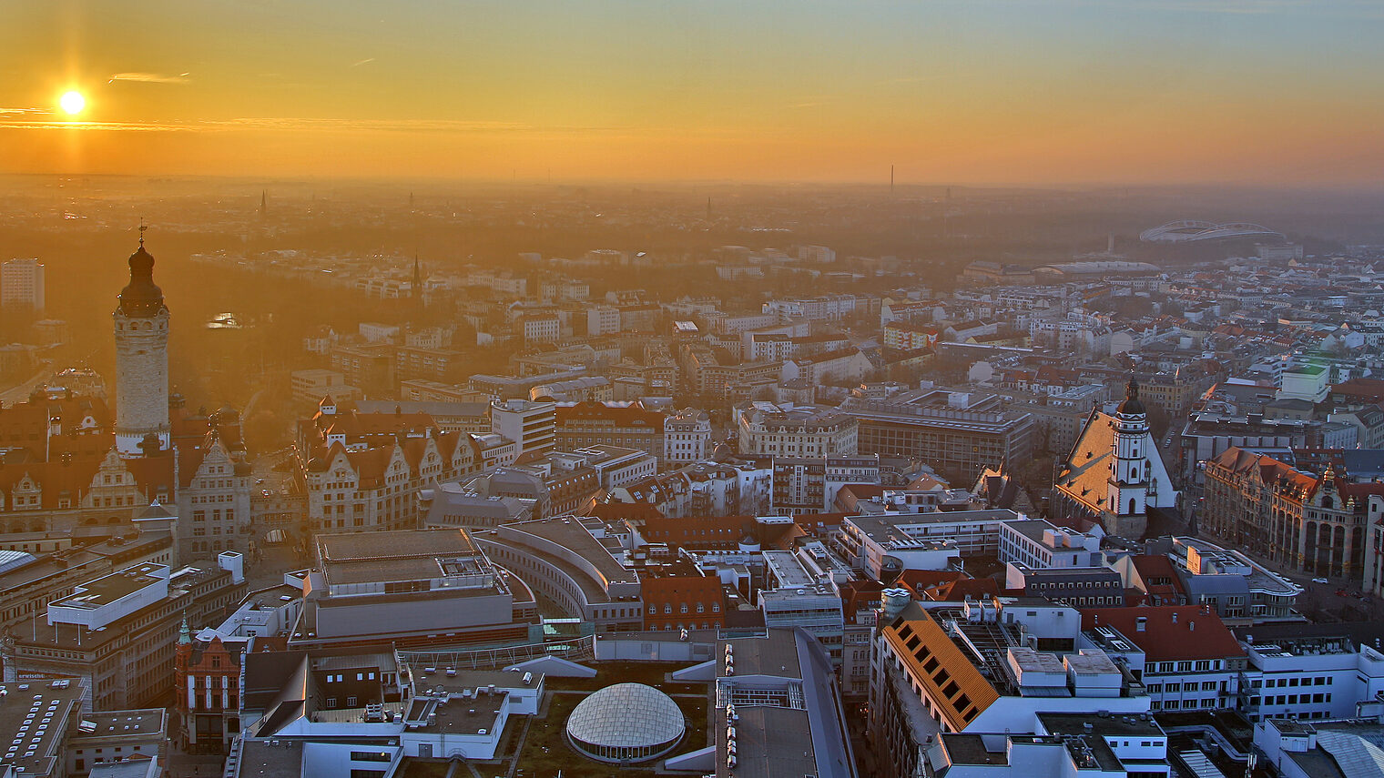 abend, architektur, augustusplatz, blaue stunde, bundesverwaltungsgericht, deutschland, europa, gericht, gewandhaus, großstadt, haus, historisch, hochhaus, häuser, leipzig, licht, lichter, mdr, messeturm, mitte, nacht, nachtaufnahme, oper, panorama, panoramatower, platz, rathaus, sachsen, stadtpanorama, straße, theater, turm, uni, uniriese, universität, verkehr, verwaltung, wahrzeichen, zentral, zentrum, ausblick