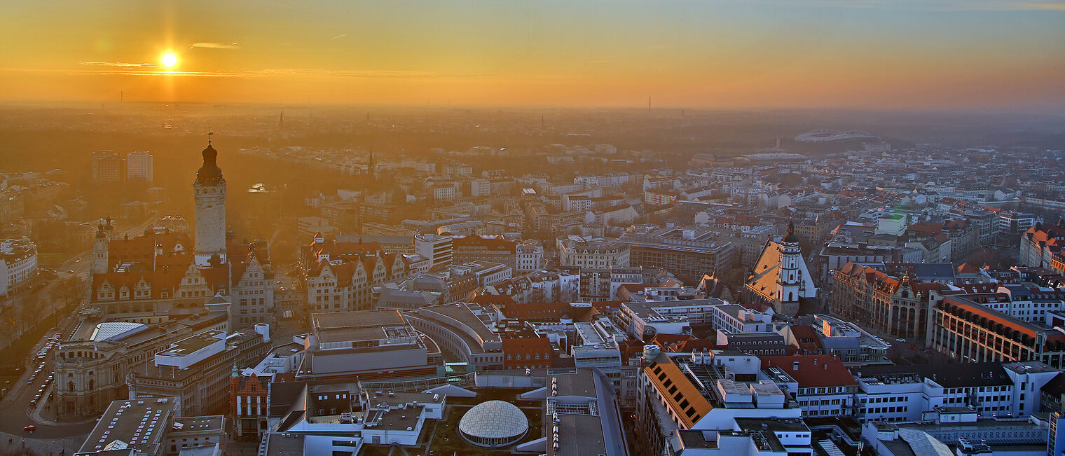 abend, architektur, augustusplatz, blaue stunde, bundesverwaltungsgericht, deutschland, europa, gericht, gewandhaus, großstadt, haus, historisch, hochhaus, häuser, leipzig, licht, lichter, mdr, messeturm, mitte, nacht, nachtaufnahme, oper, panorama, panoramatower, platz, rathaus, sachsen, stadtpanorama, straße, theater, turm, uni, uniriese, universität, verkehr, verwaltung, wahrzeichen, zentral, zentrum, ausblick