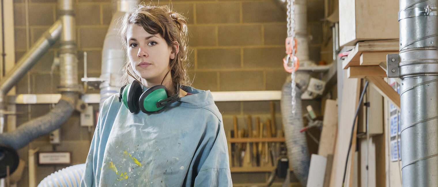Junge Handwerkerin in einer Holzwerkstatt. Bild: Igor Emmerich / stock.adobe.com