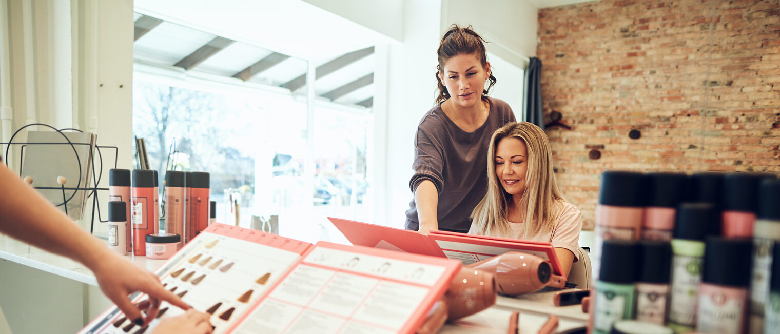 Friseursalon mit Kundenberatungssituation. Bild: Flamingo Images / stock.adobe.com