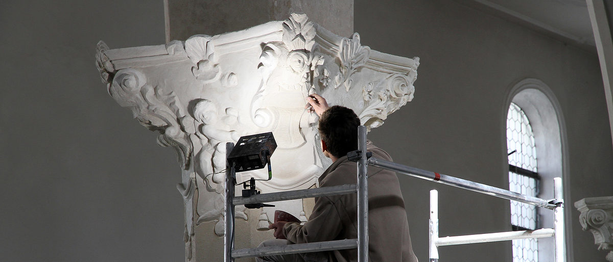 Restaurator im Handwerk. Bewahrer des Baukulturerbes. Bild: Jürgen Fälchle / stock.adobe.com