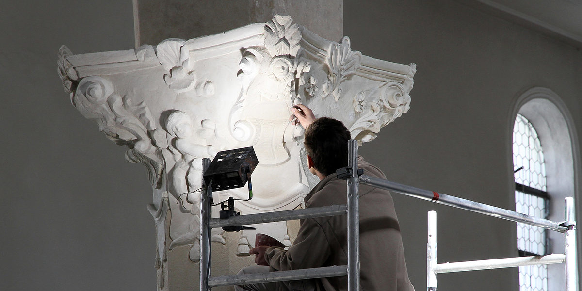 Restaurator im Handwerk. Bewahrer des Baukulturerbes. Bild: Jürgen Fälchle / stock.adobe.com
