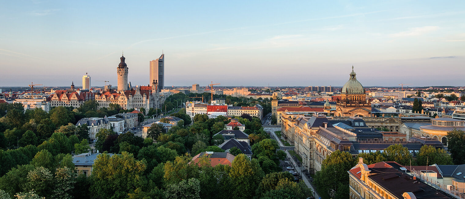 panoramic skyline of Leipzig with townhall and high court at sunset, Germany Schlagwort(e): Architecture, Germany, High court, Leipzig, Saxony, Skyline, blue, building, chapel, church, city, city hall, cityscape, color image, colorful, cultural, culture, dawn, day, dusk, europe, evening, famous, landmark, lookout, mission, no people, outdoors, photography, picturesque, roof, roof top, scenery, scenic, shrine, sightseeing, sky, sunset, tourism, tourist spot, tower, town, town hall, travel, tribunal, twilight, university, view