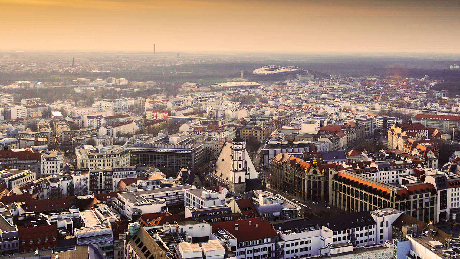 stadt, anblick, ortsbild, panorama, architektur, städtisch, pueblo, himmel, landschaft, silhouetten, bauwerk, antenne, anreisen, nacht, europa, abendrot, alt, leipzig, arena, haus, blau, strasse, berg, dach, sight, place, architecture, urban, sky, landscape, silhouettes, building, aerial, arrive, night, europe, afterglow, old, house, blue, road