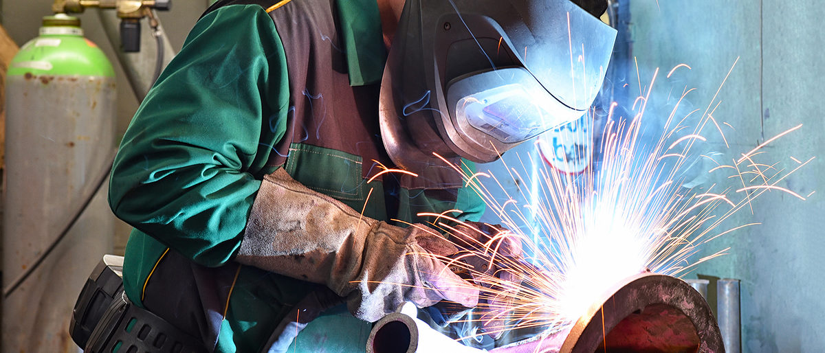 industriearbeiter, schweißer, schweißen, schweisser, tätigkeit, arbeiter, arbeiten, industrie, handwerk, industrieanlage, herstellen, konstruktion, bauen, metall, metallisch, stahl, handwerker, monteur, facharbeiter, arbeitskraft, arbeit, arbeitsplatz, fabrik, betrieb, unternehmen, fabrikation, metallbau, stahlbau, fertigung, produktion, schwerindustrie, industriell, bau, hitze, technisch, mechanisch, mechanik, beschäftigung, fachkraft, beruf, arbeitskleidung, berufsbekleidung, person, personal