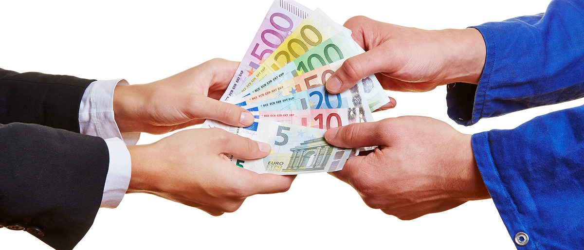 Die Hände von einem Arbeiter und einer Geschäftsfrau halten Euroscheine Schlagwort(e): Geld, Euro, Hand, Hände, Business, Handwerk, Industrie, Handwerker, Arbeiter, Geldschein, Finanzen, Streit, Scheine, streiten, Gier, Forderung, Vertrauen, Misstrauen, Euroscheine, Geldscheine, sparen, Rente, Finanzierung, Konflikt, Problem, geben, nehmen, Mann, Frau, Symbol, Leute