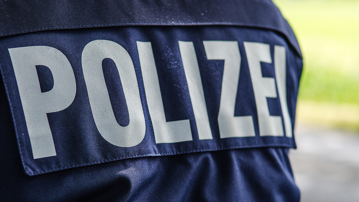 closeup, deutsch, deutsche, einsatz, hinten, jacke, kontrolle, kriminalität, ordnung, polizei, polizist, rücken, schutz, sicherheit, streife, uniform, verkehrskontrolle, von