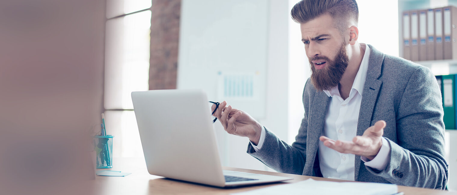 Ärger im Büro / Unternehmer am Rechner. Bild: deagreez / stock.adobe.com