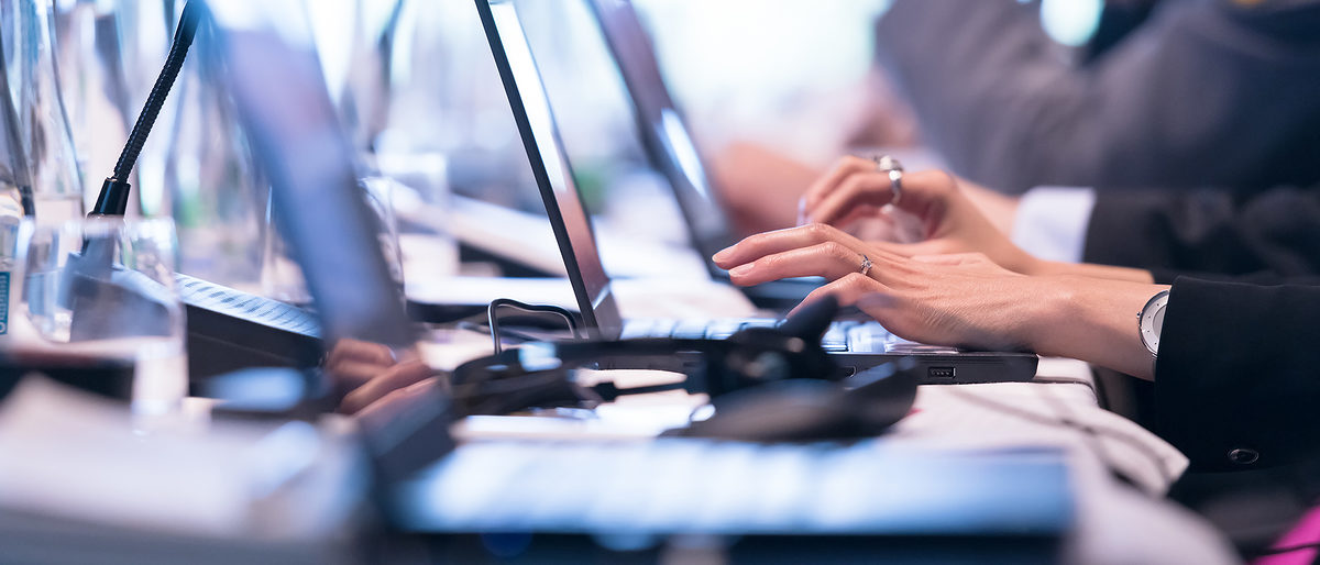 close up shot of business people hands typing on laptop computer keyboard during the business seminar at big modern conference room Schlagwort(e): audiences, business, businessman, busy, chair, classroom, closeup, colleagues, computer, conference, corporate, digital, display, during, education, electronic, finger, hand, hands, human, information, innovation, internet, job, keyboard, laptop, learn, lecture, modern, network, notebook, occupation, office, pc, people, person, print, room, screen, seminar, session, sitting, student, studying, training, type, typing, using, work, write