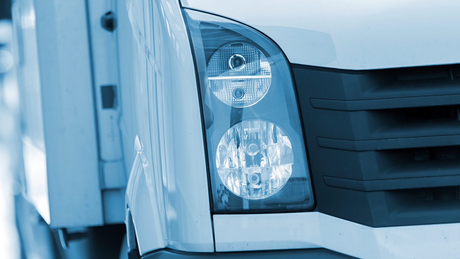 laster, lkw, truck, trucker, transporter, kleinlaster, kleintransporter, front, scheinwerfer, lampe, auto, autoverkehr, straßenverkehr, straße, landstraße, autobahn, stadt, transport, logistik, transportkosten, lieferkosten, kosten, kostensteigerung, unterhalt, kraftstoffkosten, dieselkosten, benzinkosten, transportieren, fahren, lasterfahrer, fahrtenschreiber, führerschein, ladung, ladungssicherung, transportgewerbe, gewerbe