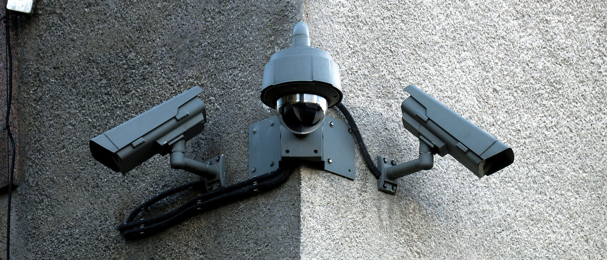 Surveillance cameras on the corner of building, Surveillance of the public using CCTV is common in many areas around the world Schlagwort(e): video, control, monitoring, surveillance, spy, criminal, observation, scrutiny, watch, view, inspection, supervision, espionage, infiltration, reconnaissance, bugging, wiretapping, recon, security, camera, cctv, safety, protection, equipment, technology, wall, house, business, system, safe, secure, building, facade, home, city, urban, street, europe, exterior, residential, guard, electronic, privacy, record, protect, private, property, crime, industry, russia, video, control, monitoring, surveillance, spy, criminal, observation, scrutiny, watch, view, inspection, supervision, espionage, infiltration, reconnaissance, bugging, wiretapping, recon, security, camera, cctv, safety, protection, equipment, technology, wall, house, business, system, safe, secure, building, facade, home, city, urban, street, europe, exterior, residential, guard, electronic, privacy, record, protect, private, property, crime, industry, russia