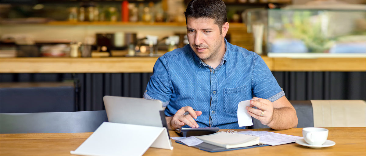 Mature small business owner calculating finance bills of activity ¿ Entrepreneur using laptop and calculator to work and to calculate and analyze financial expenses of new business start-up Schlagwort(e): Business, owner, finance, man, small, receipt, bill, invoice, ta