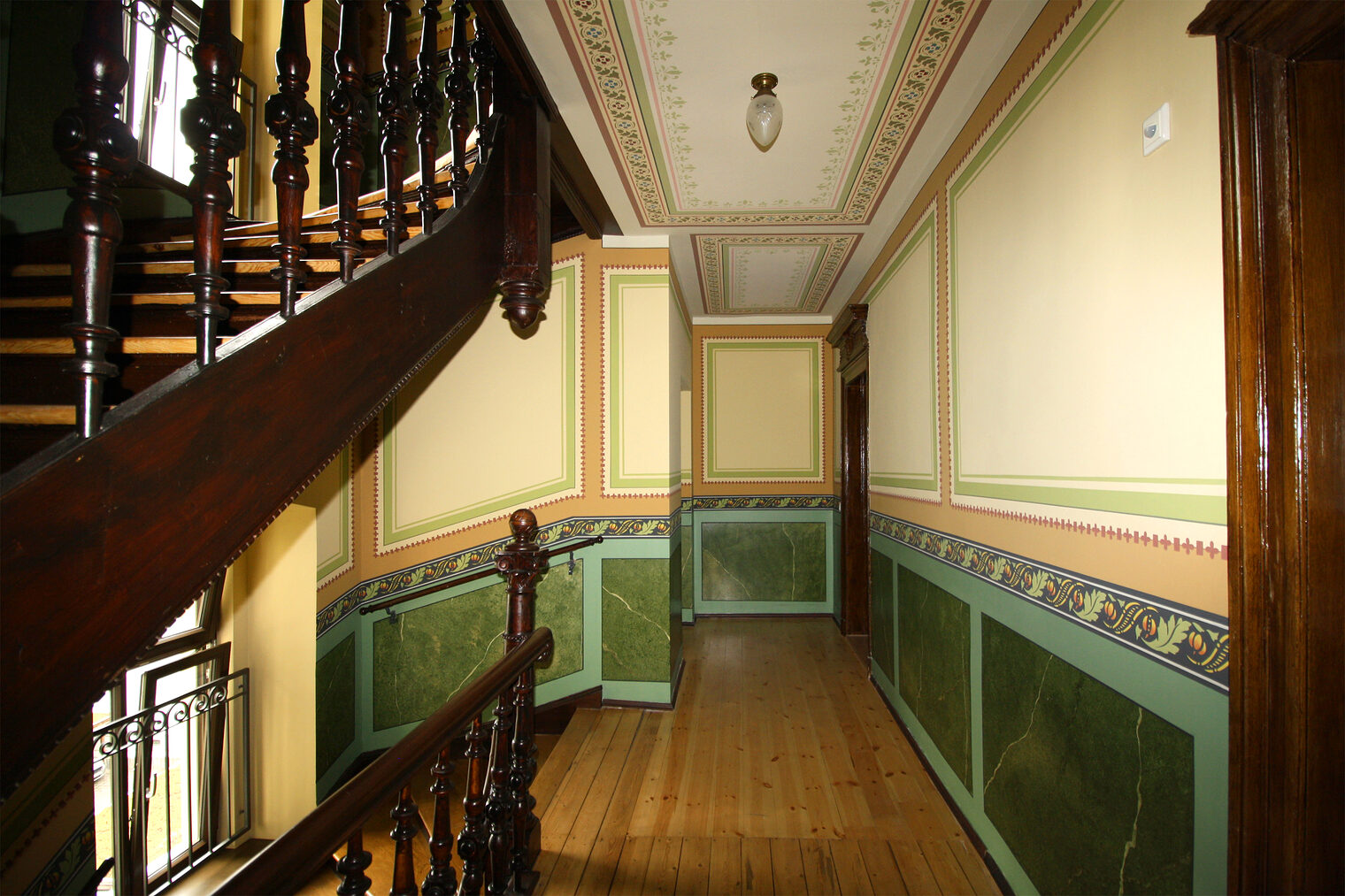 Malerfachbetrieb Wolf-Christian Heindorf: Rekonstruktion von Treppenhaus und historischen Stuckdecken in der Georg-Schumann-Str. 203 in Leipzig. Bild: Malerfachbetrieb Wolf-Christian Heindorf