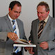 Auszeichnungsveranstaltung "Bewährter Ausbildungsbetrieb" 2009 (Matthias Forßbohm zeichnet die Schütze Stahl- und Metallbau als bewährten Ausbildungsbetrieb aus. Herr Schütze nahm die Urkunde entgegen.) 