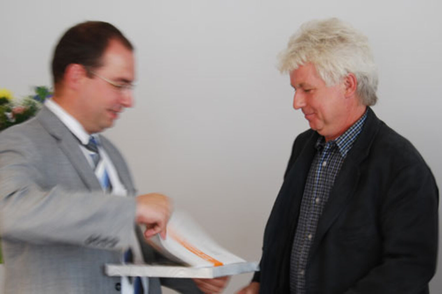 Auszeichnungsveranstaltung "Bewährter Ausbildungsbetrieb" 2009 (Matthias Forßbohm zeichnet die HWE-Elektrobau GmbH als bewährten Ausbildungsbetrieb aus. Firmenvertreter Herr Wieprich nahm die Urkunde entgegen.) 